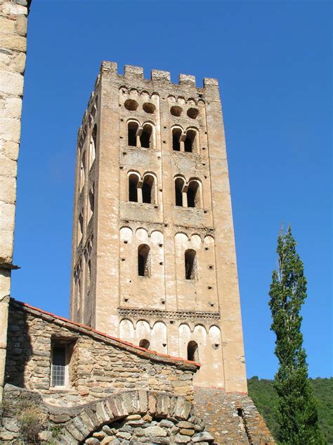 A Abbaye de Saint-Michel-de-Cuxa: Um Refúgio Medieval no Coração da Catalunha Francesa!