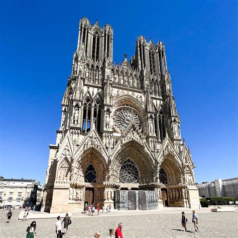 A Catedral de Reims: Uma Jóia Gótica Que Conquistará Seu Coração e Sua Imaginação!