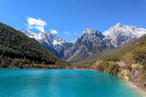  Jade Dragon Snow Mountain Deslumbra com Paisagens de Neve Eterna e Cumes Imponentes!